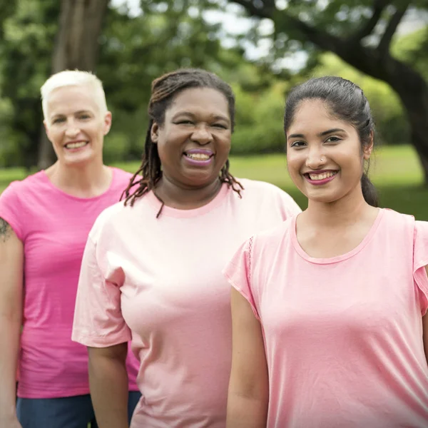 Las mujeres apoyan el cáncer de mama — Foto de Stock