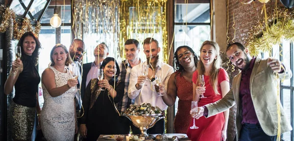 İnsanlar birlikte kutluyor 