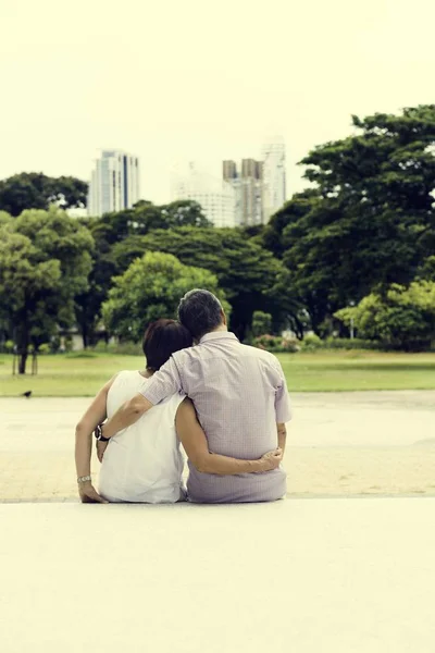 Paar verbringt Zeit im Park — Stockfoto