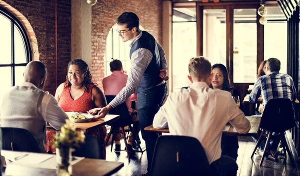 Människor i restaurang koncept — Stockfoto