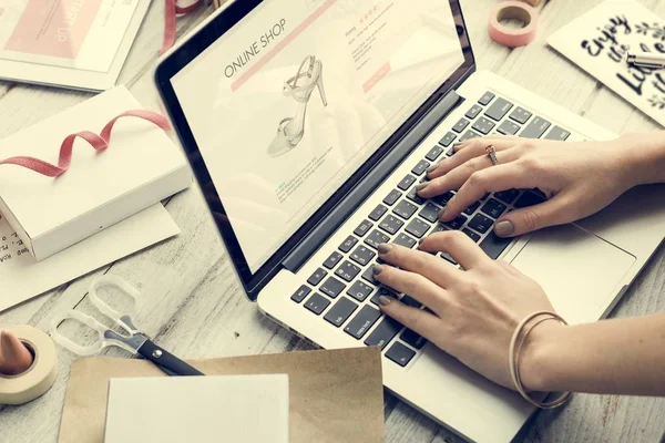 Woman working on laptop — Stock Photo, Image