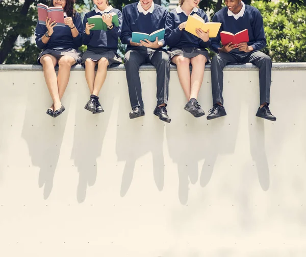 Diversos Estudantes em uniforme escolar — Fotografia de Stock