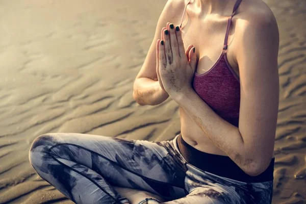 在海滩上做瑜伽的女人 — 图库照片