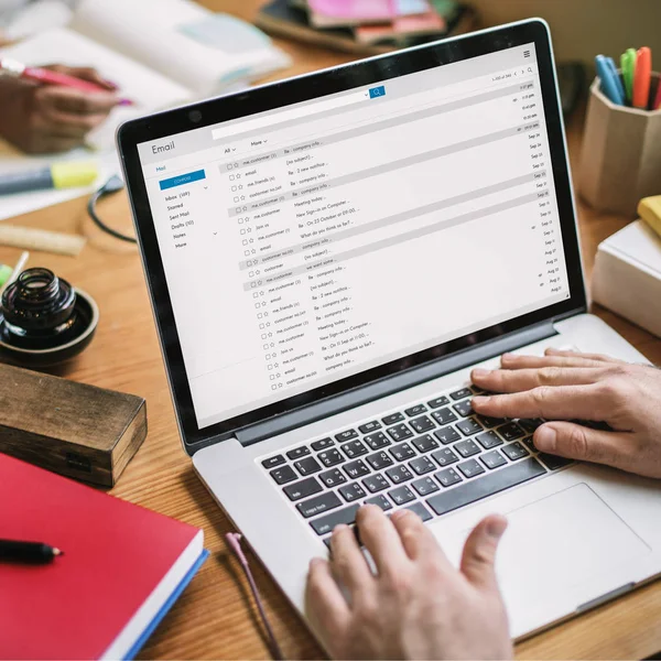 ofiste masada dizüstü bilgisayar kullanan kişi