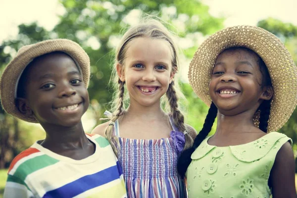 Multiethnische Kinder im Freien — Stockfoto