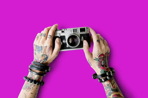 Τα χέρια στα τατουάζ κατέχει φωτογραφική μηχανή φωτογραφιών — Φωτογραφία Αρχείου