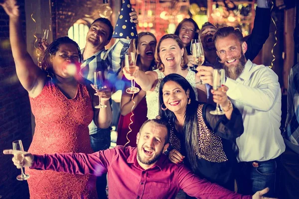 Pessoas juntos celebrando — Fotografia de Stock