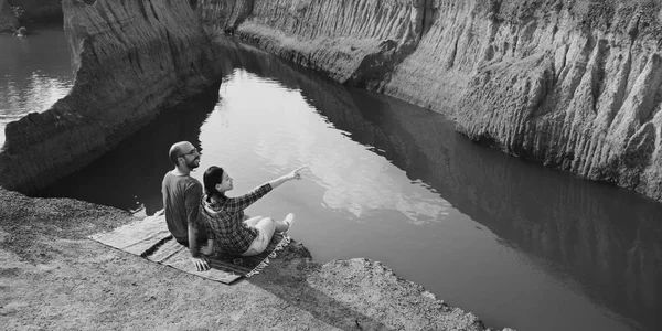 Couple assis au lac — Photo