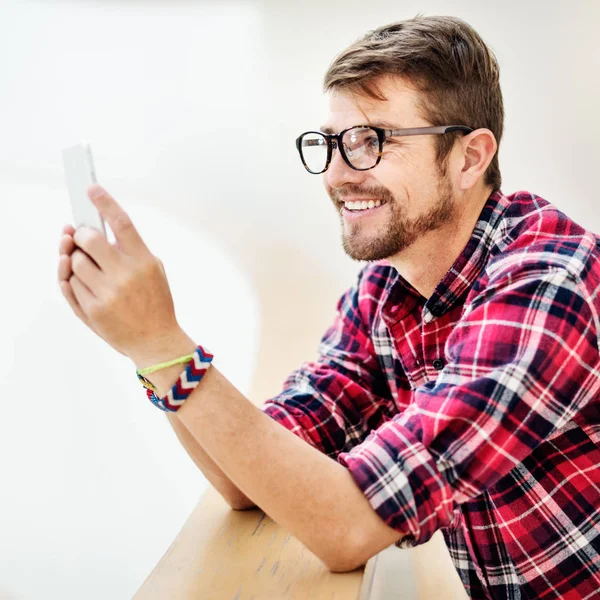 Akıllı telefon kullanan Gözlüklü Adam 