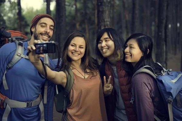 Jongeren nemen selfie — Stockfoto