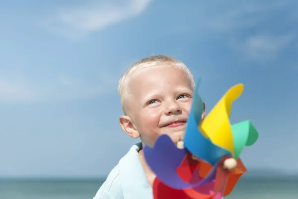 Menino brincando na praia — Fotografia de Stock