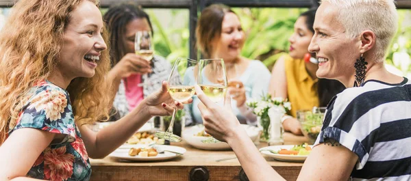 Vrouwen met diner — Stockfoto