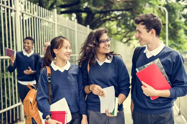 다양 한 학생 들 학교 유니폼 — 스톡 사진