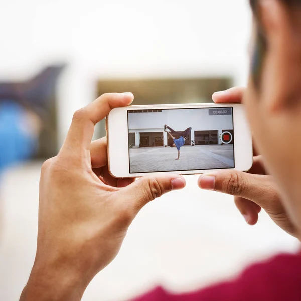 Man het maken van video op de telefoon — Stockfoto