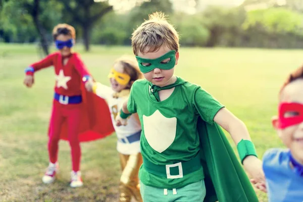 Super-heróis alegre crianças jogar — Fotografia de Stock