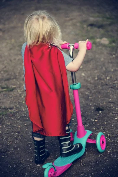 Paseo de niño superhéroe por Scooter — Foto de Stock