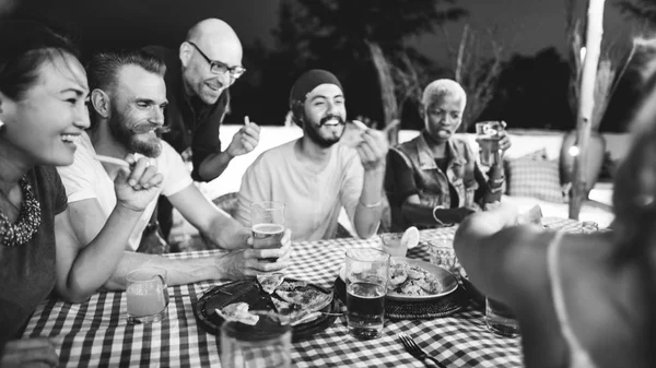 Grupo de pessoas em festa — Fotografia de Stock