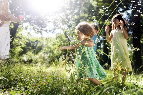 Crianças brincando juntas ao ar livre — Fotografia de Stock