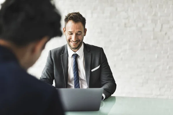 Les hommes d'affaires travaillant dans le bureau — Photo