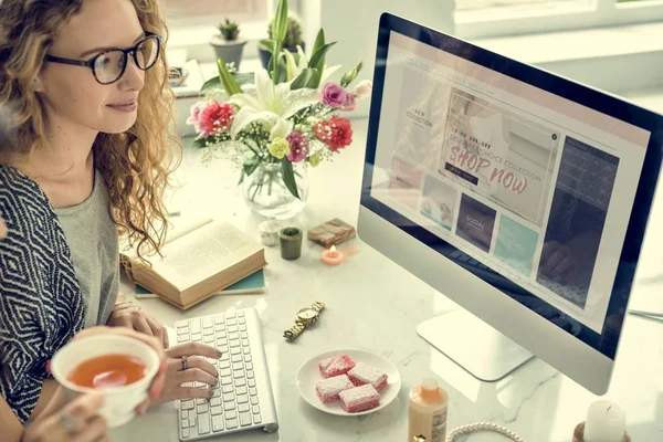 Woman working with computer — Stock Photo, Image