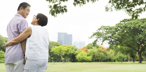 Un paio di trascorrere del tempo nel parco — Foto Stock