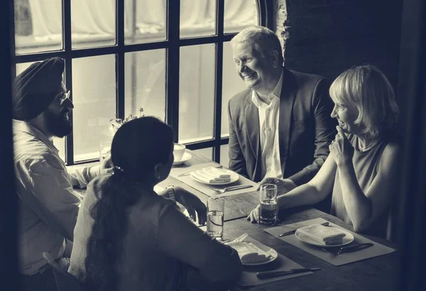 Les gens d'affaires dinant ensemble au restaurant — Photo