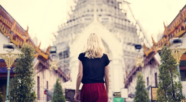Kvinna resenär besök templet — Stockfoto
