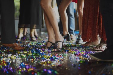 İnsanlar birlikte kutluyor 