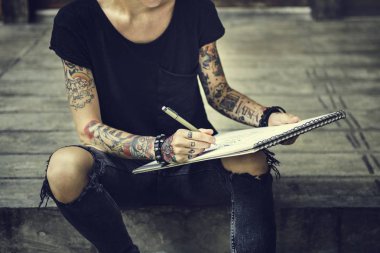 Çizim dövmeli kadın