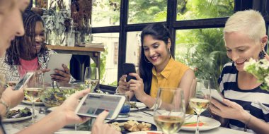 Kadınlar cihazlar tarama