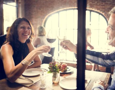 Romantik randevusu olan çift. 