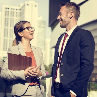 iş adamları iş tartışıyor