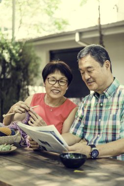  Çiftler dışarıda vakit geçiriyor.