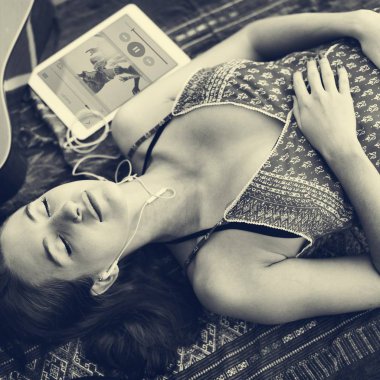 döşeme ve müzik dinleme kadın