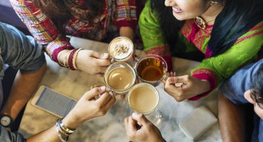 Kahve ve çay içme Hint arkadaşlar