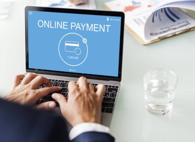 tipik dizüstü klavye üzerinde işadamı