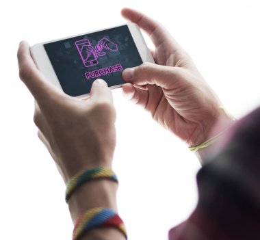 insan elinden tutarak cep telefonu