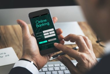 Akıllı telefon kullanan iş adamı
