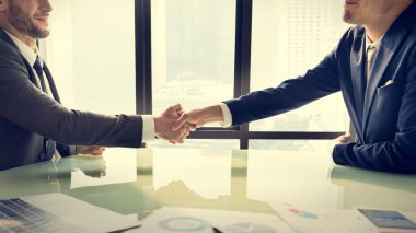 İş adamları el sıkışıyor