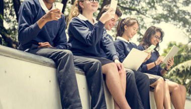 Çeşitli öğrenciler okul üniformalı