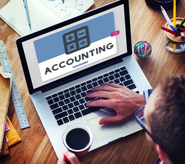 dizüstü bilgisayar kullanan adam