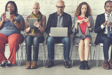 kişi iskemlede oturuyor