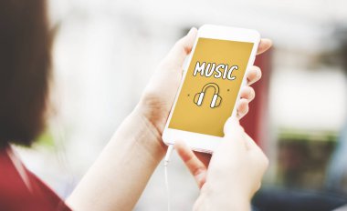 kadın holding akıllı telefon