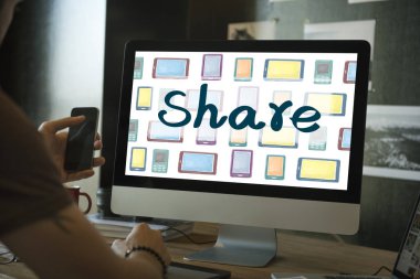 Bilgisayarda çalışan adam