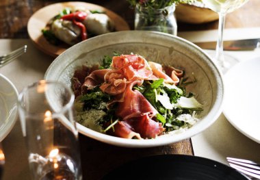 pastırma plaka ile lezzetli salata