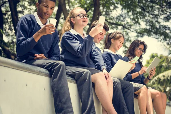 Diversi studenti in uniforme scolastica — Foto Stock