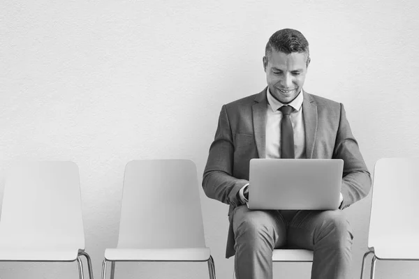 Geschäftsmann mit Laptop — Stockfoto