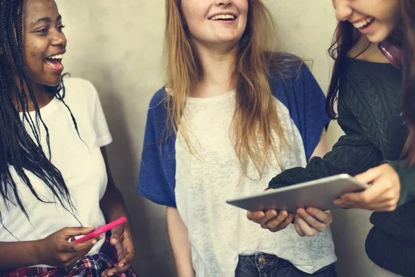 Les filles utilisant une tablette numérique — Photo