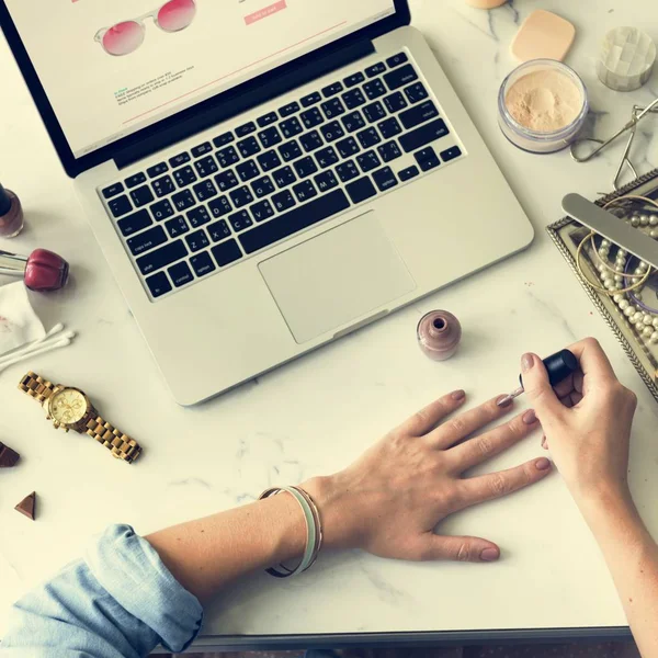 Mujer haciendo manicura —  Fotos de Stock