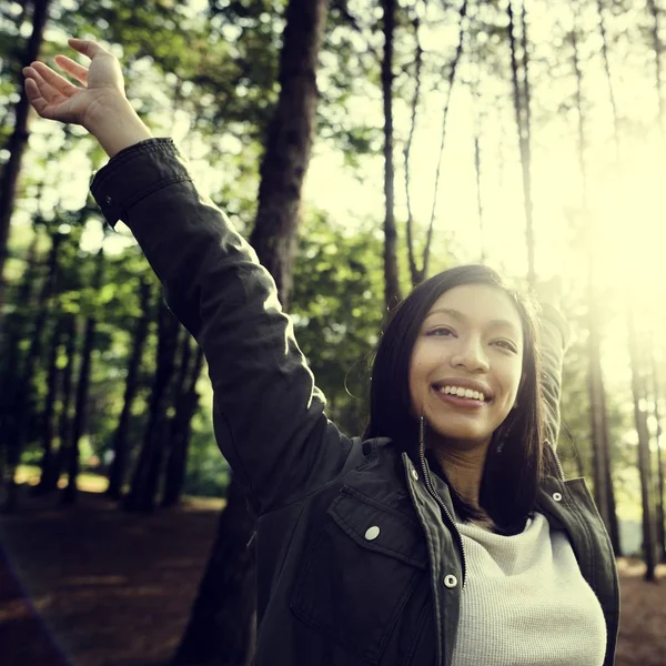 Menina feliz desfrutando da liberdade — Fotografia de Stock